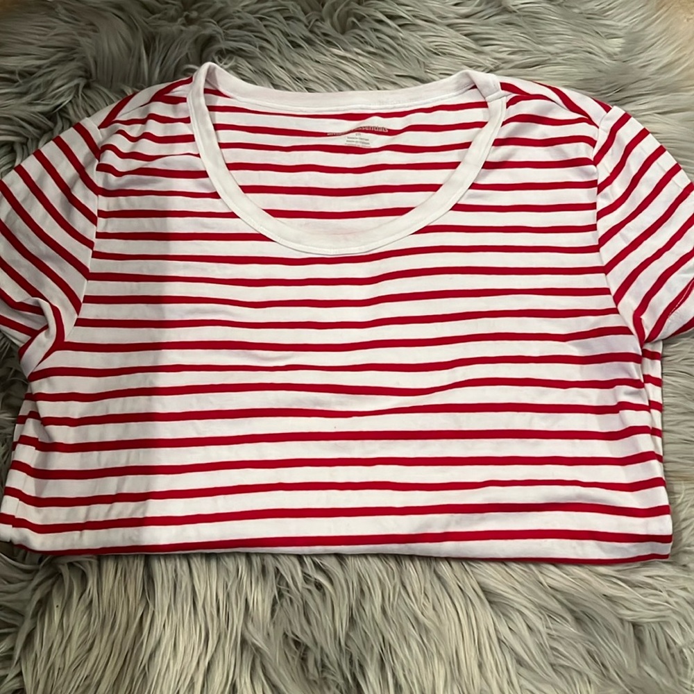 Amazon essentials tee shirt size medium
